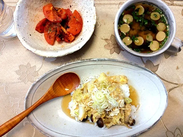 白菜とキノコの玉子丼、ガーリック風味の焼きトマト、ワカメ味噌汁|れいな★さん