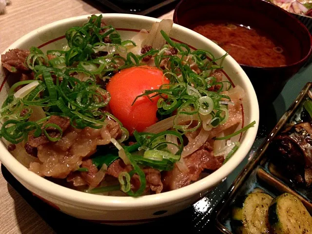 馬すじ丼定食。ええお味やな〜。|たけうちさん