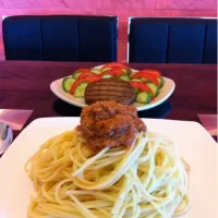 bolognese pasta with tofu burger and veg.|shay omradさん