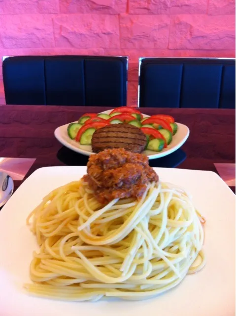 bolognese pasta with tofu burger and veg.|shay omradさん