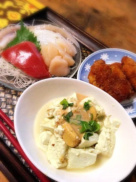 今宵はちょっとヘルシーに。刺身に牡蠣フライ。主食は枝豆豆腐をすこし炙って。黒酢ニンニクをアクセント。(o^^o)|gonさん