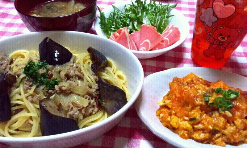 豚ひき肉と玉葱と茄子のパスタ、海老チリ卵とじ、サラダ、スープ。|まあるさん