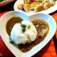 Snapdishの料理写真:☆トマト＆ほうれん草カレー☆キャベツとコーンの餃子|あぐりさん