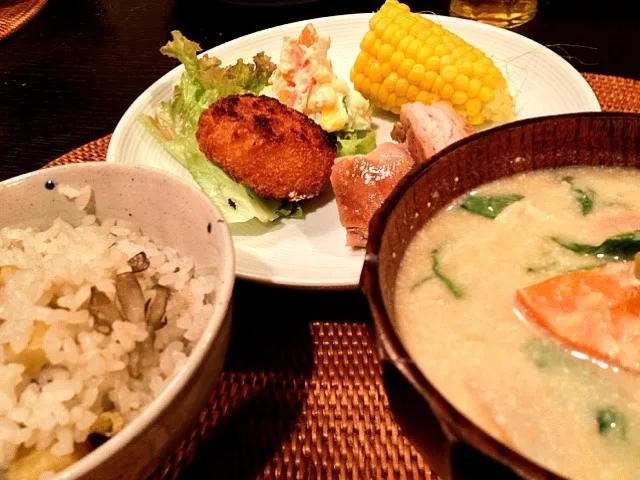 今日は昨日のリメイク。さつまいもご飯、クリームコロッケ、ポテトサラダ、鶏肉バルサミコソテー、薩摩汁は豆乳を足して濃いめにしました☆|松浦有里さん