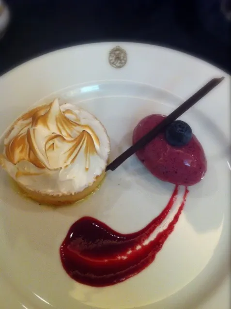 Light lemon tart with citrus coulis and Blackcurrant mousse|Pim Patanasuthikulさん