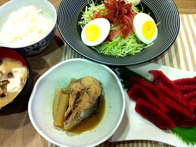 サバ味噌煮ごぼう・マグロ刺身・かりかりベーコンキャベツ玉ねぎサラダ・豆腐しめじ油揚げ味噌汁|まーままさん