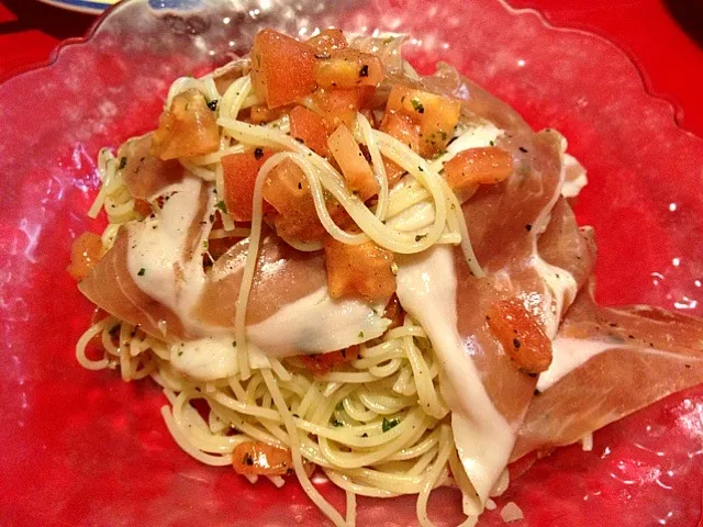 生ハムとトマトの冷製パスタ♪|tku🍅🍝🍜🍝🍜🍝🍅さん