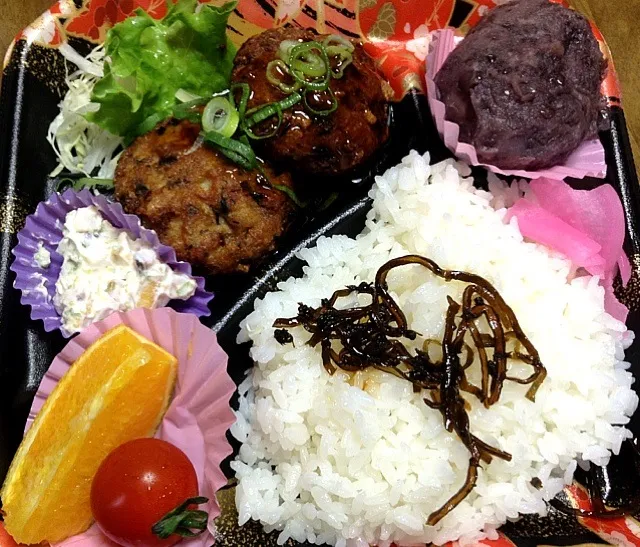 Snapdishの料理写真:豆腐ハンバーグ弁当 おはぎ付き|kuniofujiiさん