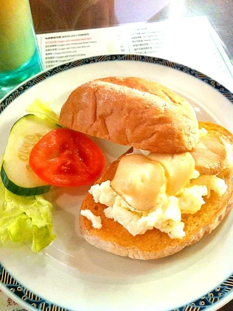 Crispy bun with scrambled egg whites and mushrooms|さとう かおりさん