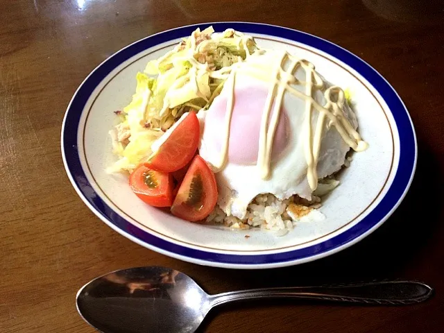 ナッツとベーコンのバターライス サラダと半熟目玉焼きのせ|晴香さん