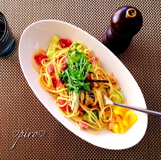 生ハムとアボカド、エリンギのパスタ Pasta with mushrooms and ham and avocado.|ピロさん