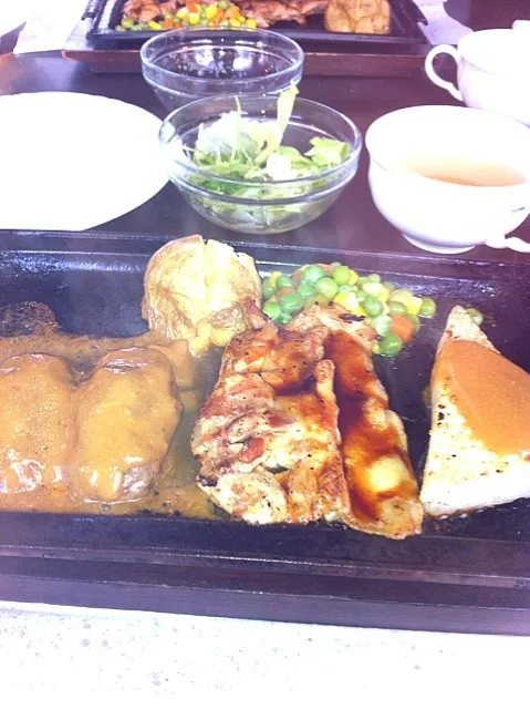 Snapdishの料理写真:ミックスグリルランチ🍴|akiさん