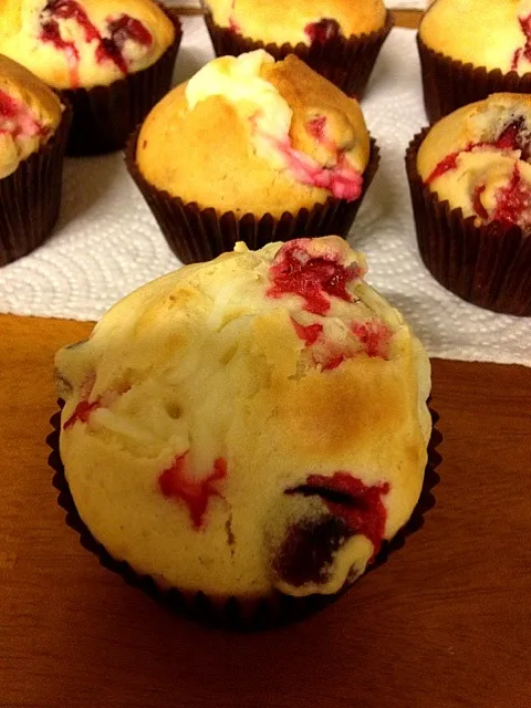 Snapdishの料理写真:Cream cheese cranberry muffins|lisa hsuさん