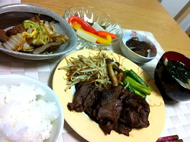 Snapdishの料理写真:牛肉ペッパー醤油焼きwiz野菜焼き、白菜とじゃこてんの炒め煮、自家製ピクルス盛り&茄子のぬか漬け、お味噌汁。|Angie44さん