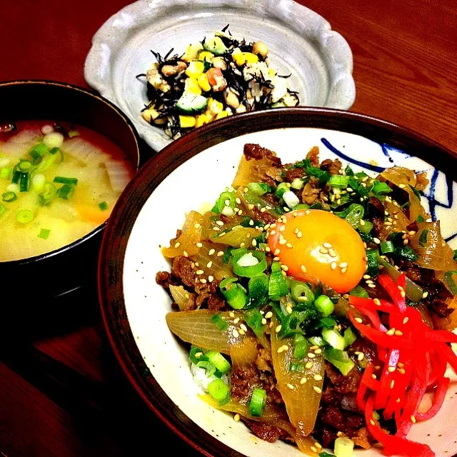 牛丼、ひじきとお豆と魚貝のサラダ|とんちゃんさん