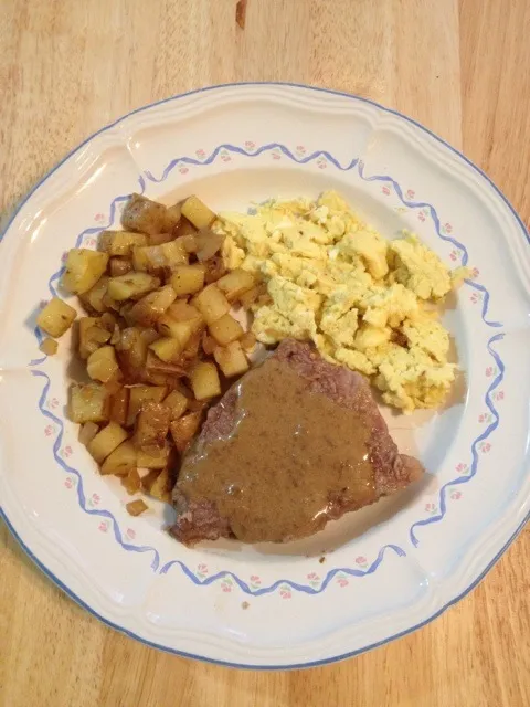 Steak & Eggs with Red Eye Gravy|http://melissasmenu.wordpress.com/さん