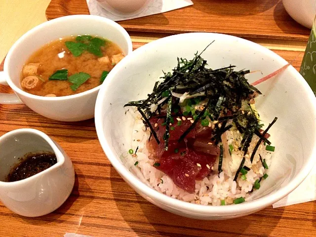 Snapdishの料理写真:鮪アボカド丼|🍎ゆかりんご🍎さん