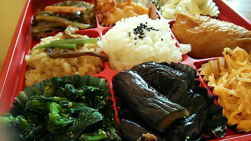 Snapdishの料理写真:産直野菜のお店の出来立てお弁当。|チャメさん