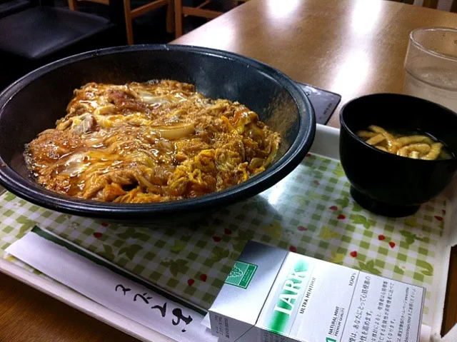 カツ丼も中サイズでこのでかさ。わろてまうわ。|かじぃさん