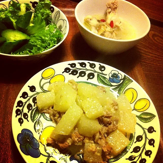 10/20晩御飯  参鶏湯風スープ  ☆冬瓜と豚肉の塩麹炒め煮  野菜サラダ  納豆  ＊スープの美味しい季節になりましたー＊|yukiyamasakiさん