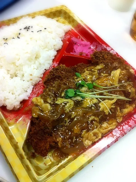 昨日の朝昼晩御飯。チキンカツ煮弁当。お腹空き過ぎでした。|abe yoshiroさん