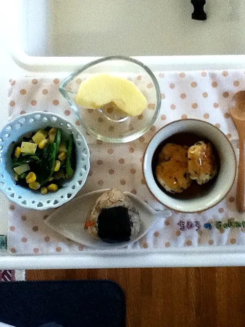 Snapdishの料理写真:幼児食 炊き込みご飯おにぎり、おからひじき照り焼きバーグ、じゃがコーンれん草ソテー、りんご|あっこさんのさん