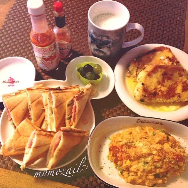 Snapdishの料理写真:昨日のトマト鍋でリゾット＆sakuranさんの中までしみしみフレンチトースト＆ハムチーホットサンド（今朝はパン祭り朝食）|けいちゃん（ももザィル）さん