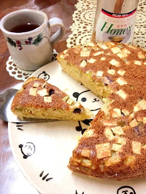 コロコロさつまいもたっぷり  炊飯器ケーキ。  幼稚園でお芋掘りしたお土産でおやつをつくりましたよ。|竹やぶ子さん