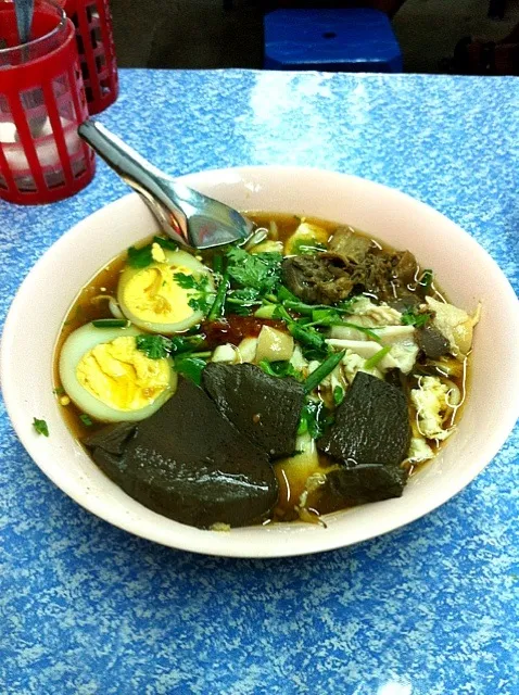 บะหมี่น้ำ タイラーメン、血の煮こごり入り@แผงลอยที่โคราช コラートの屋台|akiさん