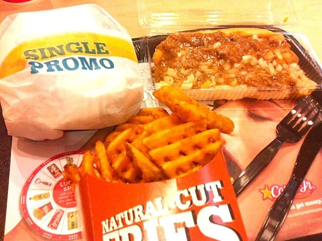 Classic burger with fries and chilli dog|Jorge Bernal Márquezさん