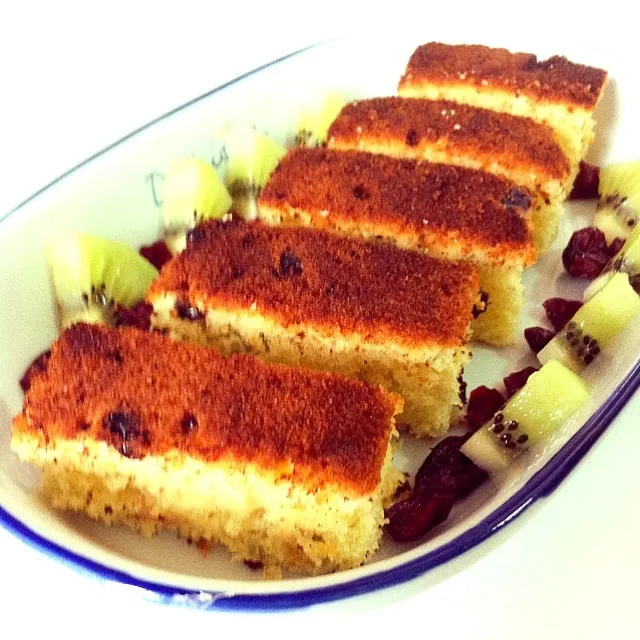 Snapdishの料理写真:Cranberry n raisin butter cake|shirlynさん