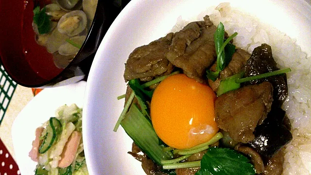 今日の夕飯☆茄子と豚肉の照り焼き丼・あさりのすまし汁・キャベツのサラダ|森本朋果さん