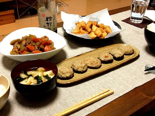 Snapdishの料理写真:ごぼうと人参と鶏の煮物/真鱈のフリッター/椎茸シュウマイ/ワカメとお揚げのお味噌汁|みゆきさん