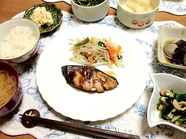 ぶりのにんにく醤油焼き なすと里芋の煮物 ほうれん草ときのこの青じそドレ和え ポテトサラダ もやしのお味噌汁 Kaori Takeda Snapdish スナップディッシュ Id Rgueea