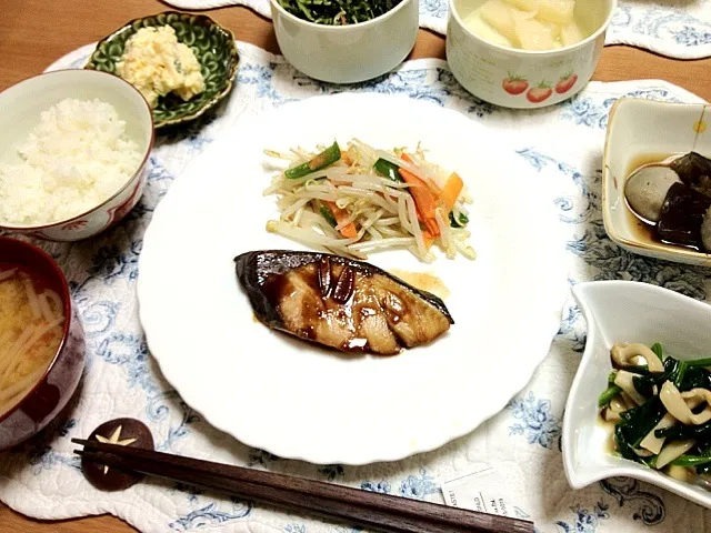 Snapdishの料理写真:ぶりのにんにく醤油焼き、なすと里芋の煮物、ほうれん草ときのこの青じそドレ和え、ポテトサラダ、もやしのお味噌汁|Kaori Takedaさん