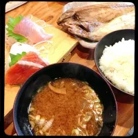 Snapdishの料理写真:ホッケ＆刺身定食|sakusakuさん