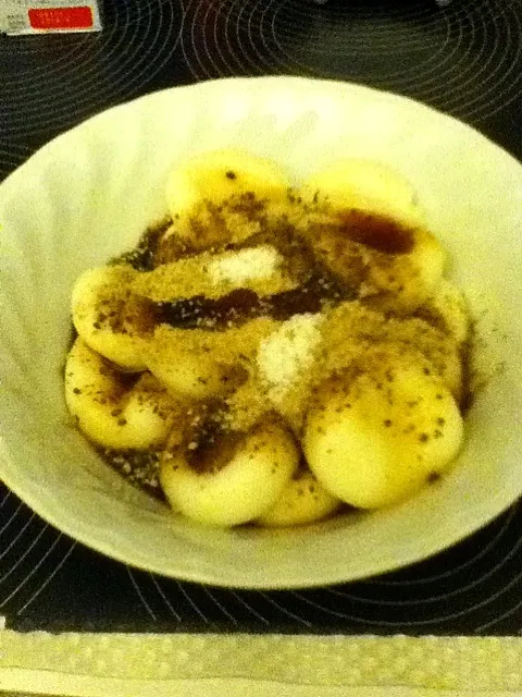 Rice flour dumplings with soybean flour mixed with black sesame pit on black sugar sauce|Shinichiro Kuraさん