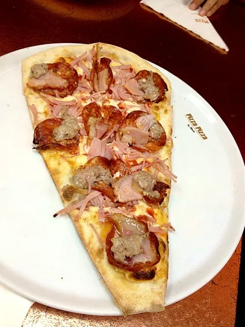 A large slice of meat lover pizza:)|Watashiさん