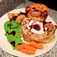 Turkey Wellington with Yorkshire pudding and pea purée|pun ellisさん