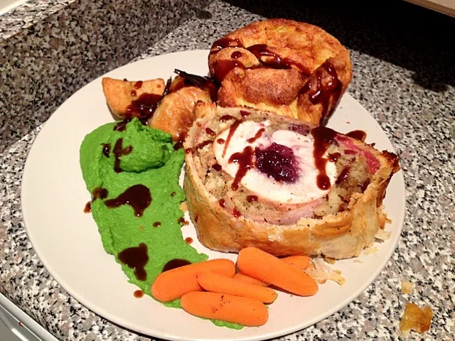 Turkey Wellington with Yorkshire pudding and pea purée|pun ellisさん