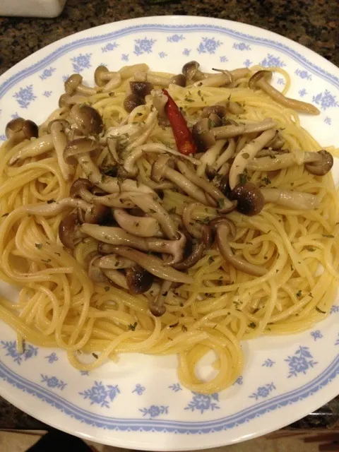 Garlic shimeji mushroom pasta|Goro Pinkさん