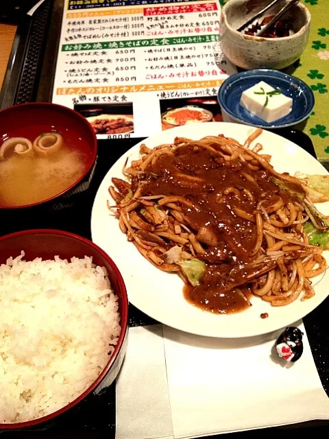 Snapdishの料理写真:焼うどん(カレーがけ)定食  ごはん・みそ汁おかわり自由(^^;;|大阪カレー部長さん