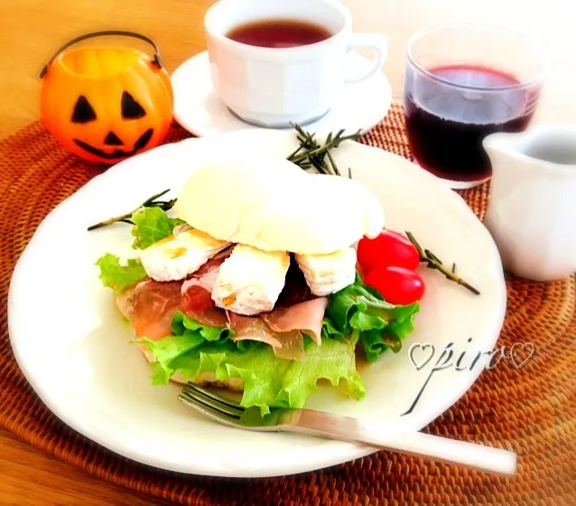 ケベックサンド メープルシロップ入り紅茶  🍇グレープジュース Camembert cheese and ham sandwich, cliffs maple syrup Quebec sandwich|ピロさん