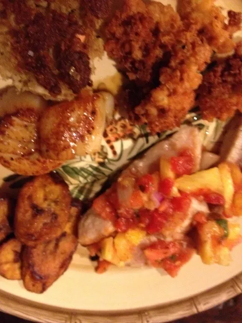 Seafood night ! Scallops, clams, crab cakes, fish and fried plantains|lauren shannonさん