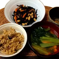 きのこご飯、ひじきと大豆の煮物、小松菜の味噌汁|wakakoさん