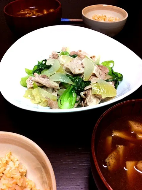 豚肉とちんげん菜と玉ねぎの炒めもの/レンコンとなめこのお味噌汁/しらすかけ玄米ごはん|七三ちよさん