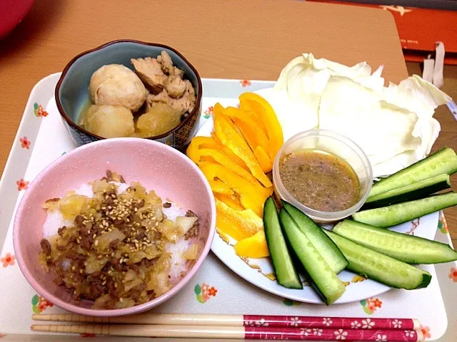 Snapdishの料理写真:バーニャカウダのサラダ、煮物、そぼろ丼の豪華ディナー☆|おみさん