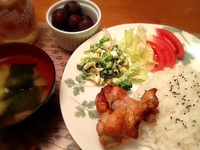 グリルチキン  ブロッコリー卵サラダ  味噌汁  巨峰|ikukoさん