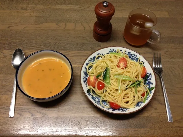 Snapdishの料理写真:10/22 夕飯  小松菜とトマトのフレッシュパスタ|かほさん