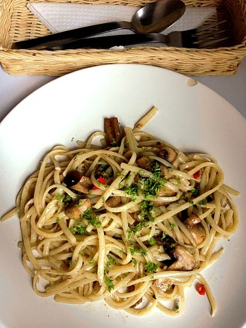 Pasta aglio olio al funghi.|Monstaaaa さん